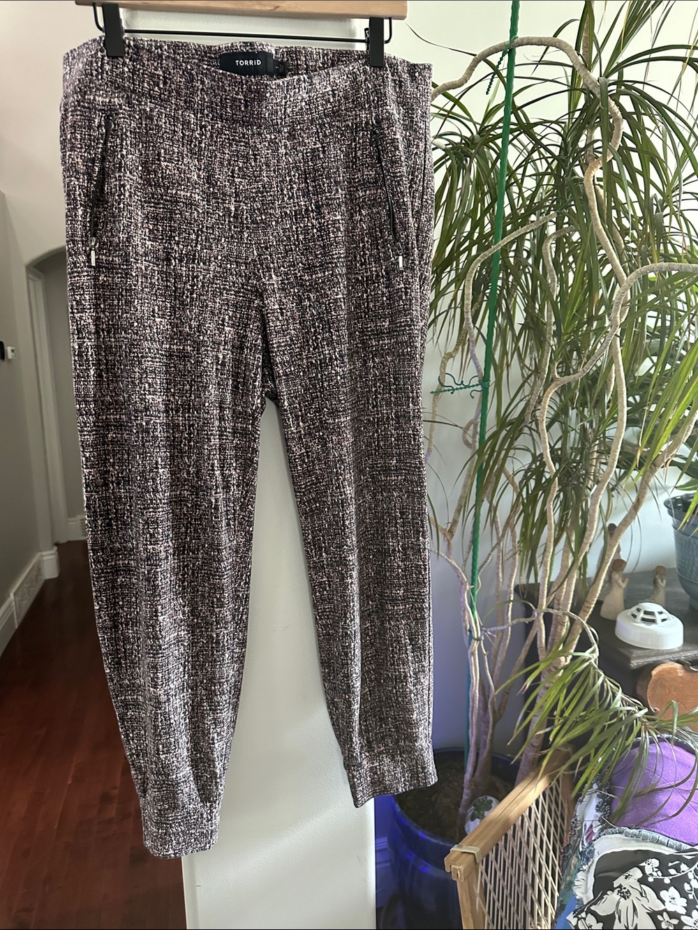 Torrid 14/16 Black, White & Pink Textured Knit cropped pants slit zipper pockets